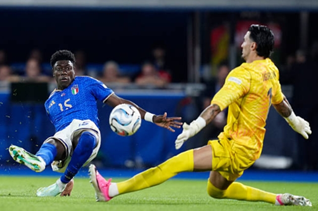 Issa Doumbia (8/10): Thi đấu xuất sắc trong vai trò mỏ neo phòng ngự, che chắn an toàn cho bộ tứ vệ. Sự kỷ luật của Doumbia là bệ phóng cho phép Barella và Romano dâng cao. Anh đặc biệt quan trọng trong khâu luân chuyển và tái kiểm soát bóng khi Ý chủ động nhường thế trận (tỷ lệ cầm bóng 45%). Ảnh: Matteo Ciambelli/DeFodi Images/DeFodi qua Getty Images