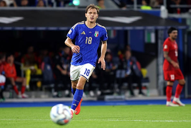 Nicolo Barella (8/10): Cần mẫn và nhiệt huyết như thường lệ. Barella đóng vai trò trạm trung chuyển trong bàn thắng thứ hai, trực tiếp kiến tạo cho Calafiori lập công ở phút 64. Nguồn thể lực dồi dào của anh là chìa khóa trong các pha chuyển trạng thái trước khi rời sân ở phút 70. Ảnh: Nderim Kaceli/BSR Agency/Getty Images