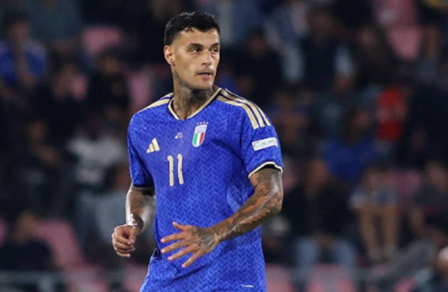 Gianluca Scamacca (8/10): Tiền đạo mũi nhọn dẫn dắt hàng công bằng thể hình vượt trội và bản năng sát thủ. Anh mở tỷ số ở phút 26 bằng một pha dứt điểm gọn gàng, đồng thời liên tục gây ra sự hỗn loạn cho cặp trung vệ Kabak và Bardakci cho đến khi rời sân. Ảnh: Nderim Kaceli/BSR Agency/Getty Images