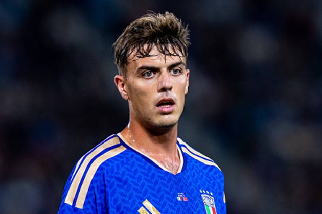 Daniel Maldini (6/10): Thể hiện những pha bóng mang đậm dấu ấn kỹ thuật cá nhân nhưng lại thiếu đi tính sát thương ở các nhịp xử lý cuối cùng trước khối đội hình lùi sâu của Thổ Nhĩ Kỳ. Điểm cộng lớn nhất của Maldini là sự chăm chỉ lùi về hỗ trợ phòng ngự với 7 pha đánh chặn. Ảnh:  Giuseppe Maffia/NurPhoto qua Getty Images