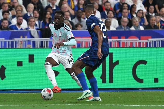 Andy Diouf - 5: Tự tin dâng cao bên cánh trái và rê bóng tốt. Tuy nhiên, anh lùi về không đủ nhanh trong bàn thắng của Lukebakio. Ảnh: EPA.

Eduardo Camavinga - 7: Tiền vệ xuất sắc nhất trận. Thu hồi bóng 8 lần, chạm bóng 89 lần, thi đấu rất thuyết phục. Ảnh: Xavier Laine/Getty Images.

Manu Kone - 6: Thi đấu xông xáo, hỗ trợ tấn công tốt. Đạt tỉ lệ chuyền chính xác 45/46 nhưng đôi khi còn thiếu mạo hiểm. Ảnh: Alex Gottschalk/DeFodi Images/DeFodi via Getty Images.

Maghnes Akliouche - 4: Xử lý chậm, thiếu tốc độ khi đi bóng. Thi đấu mờ nhạt và để mất bóng tới 13 lần. Ảnh: Antonio Borga/Eurasia Sport Images/Getty Images.

Bradley Barcola - 6: Tích cực đi bóng, dâng cao và hỗ trợ phòng ngự. Bỏ lỡ cơ hội đối mặt ở góc hẹp. Thi đấu rất nỗ lực. Ảnh: EPA.

Ousmane Dembele - 4: Sút kém và mất bóng 22 lần. Liên tục bị phong tỏa, chỉ thành công 1/6 lần rê bóng. Ảnh: EPA.

Esteban Lepaul - 3: Nhịp độ chậm, chạm bóng hỏng và tranh chấp kém. Bỏ lỡ vài cơ hội. Chỉ có 22 lần chạm bóng cả trận. Ảnh: Xavier Laine/Getty Images.