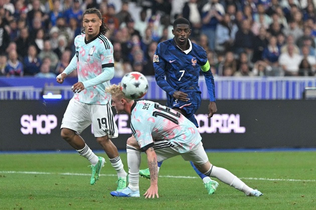 Ousmane Dembele - 4: Sút kém và mất bóng 22 lần. Liên tục bị phong tỏa, chỉ thành công 1/6 lần rê bóng. Ảnh: EPA.

Esteban Lepaul - 3: Nhịp độ chậm, chạm bóng hỏng và tranh chấp kém. Bỏ lỡ vài cơ hội. Chỉ có 22 lần chạm bóng cả trận. Ảnh: Xavier Laine/Getty Images.