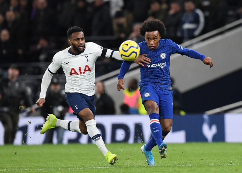 Willian trong trận gặp Tottenham năm 2019. Ảnh: EPA.