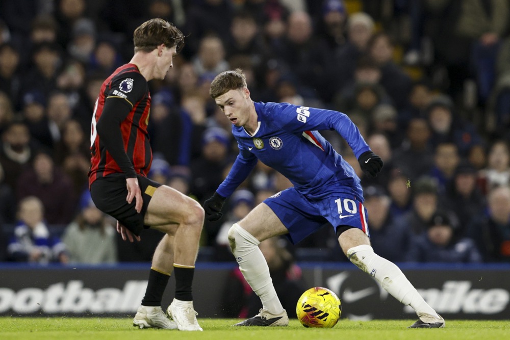 HLV Xabi Alonso có nhiều lý do để muốn chiêu mộ Alex Scott (trái) về Chelsea. Ảnh: EPA/David Cliff.