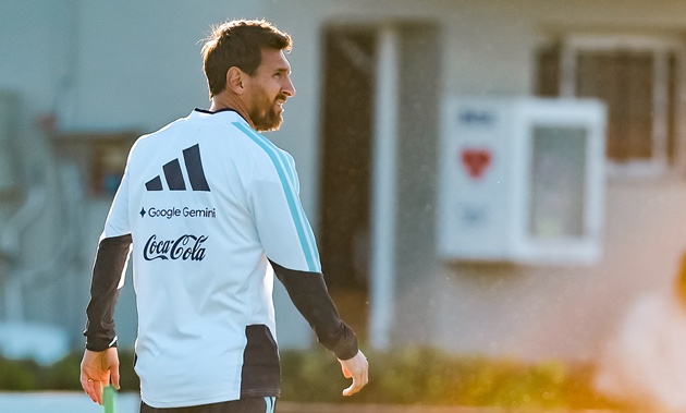 Ảnh bài viết Người Argentina học cách yêu Messi và tiễn biệt một vị thần