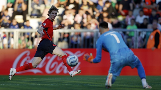 Gordon đang thăng hoa ở Barca lẫn ĐT Anh. (Ảnh EPA Images)