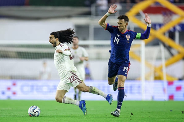 Marc Cucurella (6/10): Vẫn thể hiện sự cần mẫn quen thuộc bên cánh trái, dù những quả tạt cuối cùng đôi khi thiếu độ chuẩn xác trước hàng thủ lùi sâu của Croatia. Bù lại, anh chơi phòng ngự rất chắc chắn để hạn chế rủi ro. (Ảnh: Sanjin Strukic/Pixsell/MB Media/Getty Images)