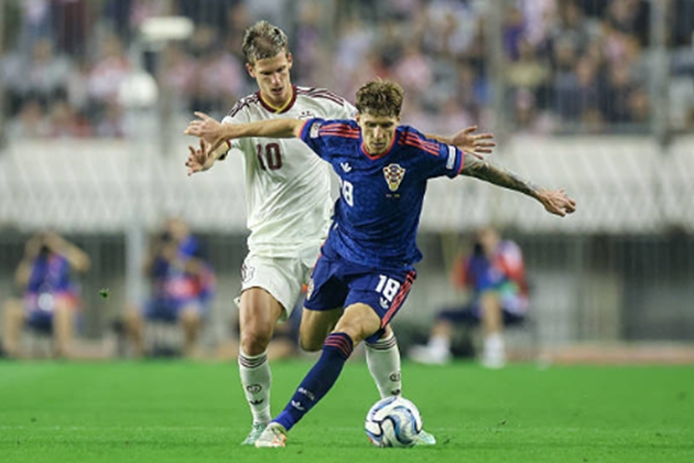 Dani Olmo (7/10): Là ngòi nổ sáng tạo chính trên hàng công, Olmo đóng góp pha kiến tạo quan trọng cho Merino gỡ hòa ở phút 61. Khả năng di chuyển thông minh giữa các tuyến của anh liên tục gây khó khăn cho Gvardiol. (Ảnh: Sanjin Strukic/Pixsell/MB Media/Getty Images)