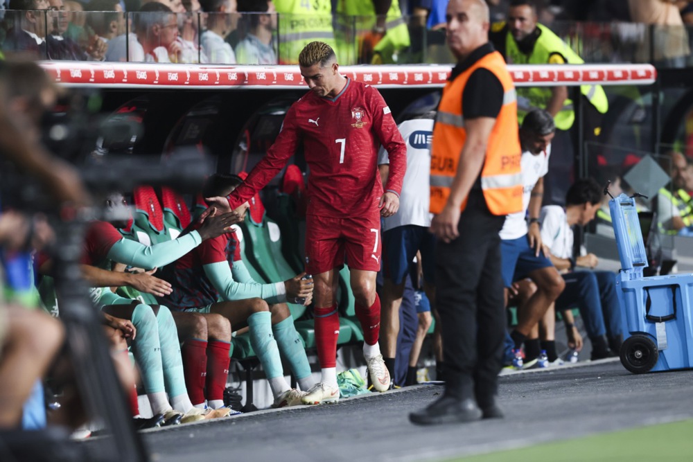 Bồ Đào Nha sẽ chọn HLV Jesus hay Cristiano Ronaldo? Ảnh: EPA.