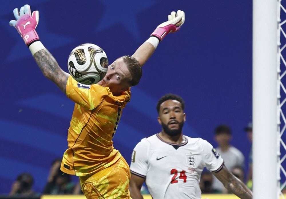 Jordan Pickford – 7 điểm: Trải qua một buổi tối rất nhàn nhã trong khung gỗ khi đội chủ nhà áp đảo toàn diện. Dù vẫn còn vài thoáng xử lý bóng bằng chân chưa thực sự chuẩn xác, người gác đền này vẫn bảo toàn mành lưới thành công. Ảnh: EPA.

Trent Alexander-Arnold – 7 điểm: Thể hiện khá ấn tượng bên hành lang cánh phải trong ngày trở lại đội hình xuất phát. Dù đôi lúc có khoảnh khắc mất tập trung ở khâu phòng ngự, hậu vệ thuộc biên chế Real Madrid vẫn luân chuyển bóng nhịp nhàng. Ảnh: EPA.


Jarell Quansah – 7 điểm: Khi được trả về vị trí trung vệ sở trường, Quansah đã thi đấu điềm tĩnh và chững chạc. Cầu thủ trẻ này không mắc sai sót nào, giữ cự ly đội hình hợp lý và xử lý gọn gàng các tình huống nguy hiểm. Ảnh: Julian Finney/Getty Images.

Marc Guehi – 7 điểm: Trung vệ này chỉ huy tuyến phòng ngự rất tốt và không cho đối phương cơ hội dứt điểm. Guehi thể hiện sự vượt trội trong các pha không chiến lẫn tranh chấp tay đôi trước khi được ban huấn luyện rút ra nghỉ. Ảnh: EPA.


Lewis Hall – 7 điểm: Thi đấu đầy nhiệt huyết và năng nổ bên cánh trái. Không chỉ hoàn thành tốt nhiệm vụ phòng ngự, Hall còn tích cực dâng cao tấn công và ghi dấu ấn với đường kiến tạo chuẩn xác trước khi rời sân thay người. Ảnh: EPA.

Elliot Anderson – 8 điểm: Làm chủ tuyến giữa bằng phong cách chơi bóng thông minh và gọn gàng. Tiền vệ này phát động bàn mở tỷ số với đường chuyền tinh tế cho Morgan Rogers, qua đó bù đắp cho cơ hội ngon ăn bị bỏ lỡ ở đầu trận. Ảnh: EPA.

Jude Bellingham – 8 điểm: Hoạt động không biết mệt mỏi ở khu trung tuyến với nguồn thể lực dồi dào. Ngôi sao của Real Madrid liên tục gây áp lực, áp đảo hoàn toàn đối thủ trong tranh chấp và giữ nhịp tấn công rất hiệu quả. Ảnh: EPA.

Myles Lewis-Skelly – 8 điểm: Màn trình diễn chững chạc và điềm tĩnh ở vai trò mỏ neo. Dù phải nhận một thẻ vàng, tài năng trẻ này vẫn kiểm soát tốt khu trung tuyến với tư duy xử lý bóng vượt xa độ tuổi 20 của anh. Ảnh: EPA.

Morgan Rogers – 7 điểm: Dù phung phí một vài cơ hội dứt điểm thuận lợi, tiền đạo cánh này vẫn tạo ra tầm ảnh hưởng lớn nhờ khả năng di chuyển linh hoạt. Pha kiến tạo sắc lẹm cho Kane là điểm nhấn nổi bật của anh. Ảnh: EPA.

Eberechi Eze – 6 điểm: Cầu thủ mờ nhạt nhất trên hàng công tuyển Anh khi tỏ ra thiếu sắc bén và chưa bắt nhịp được với các đồng đội. Eze có nỗ lực phối hợp cùng Kane nhưng không mang lại nhiều đột biến rõ rệt. Ảnh: EPA.

Harry Kane – 9 điểm: Cầu thủ xuất sắc nhất trận trong ngày cán mốc 125 lần khoác áo đội tuyển. Đội trưởng Tam Sư rực sáng với một cú đúp bàn thắng và pha căng ngang khiến đối thủ phản lưới nhà trước khi ra nghỉ. Ảnh: EPA.