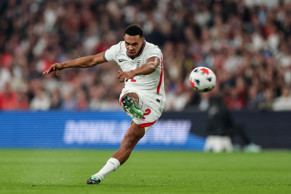 Trent Alexander-Arnold – 7 điểm: Thể hiện khá ấn tượng bên hành lang cánh phải trong ngày trở lại đội hình xuất phát. Dù đôi lúc có khoảnh khắc mất tập trung ở khâu phòng ngự, hậu vệ thuộc biên chế Real Madrid vẫn luân chuyển bóng nhịp nhàng. Ảnh: EPA.