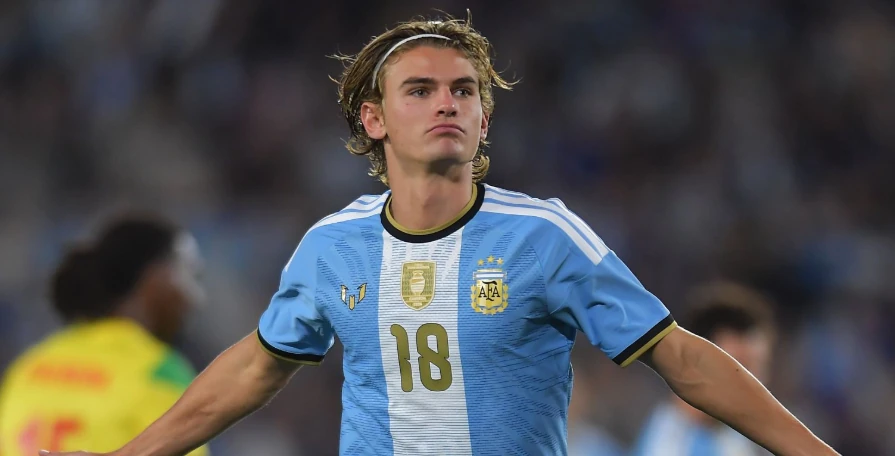 Nico Paz lập siêu phẩm vào lưới Benin. Ảnh: Marcelo Endelli/Getty Images.