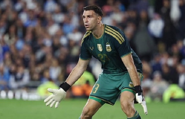 Emiliano Martinez &ndash; 7.3/10: Chơi tập trung, c&oacute; những t&igrave;nh huống cứu thua xuất sắc trong hiệp một để giữ sạch lưới. Ảnh: Marcos Brindicci/Getty Images.