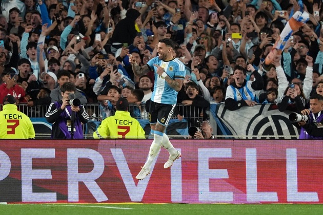 Nicolas Otamendi &ndash; 8.4/10: Ghi b&agrave;n mở tỷ số tuyệt đẹp bằng c&uacute; v&ocirc;-l&ecirc; kiểu ngả lưng m&oacute;c b&oacute;ng trước khi rời s&acirc;n. Ảnh: EPA.