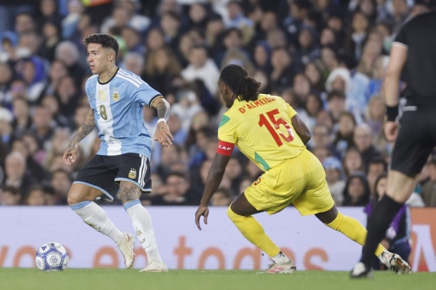 Enzo Fernandez &ndash; 7.9/10: Kiểm so&aacute;t nhịp độ tuyến giữa hiệu quả, ch&acirc;m ng&ograve;i cho t&igrave;nh huống dẫn đến quả phạt đền. Ảnh: EPA.