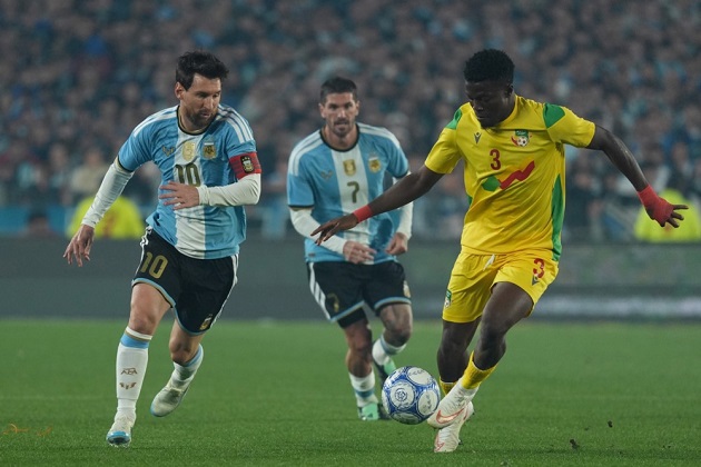 Lionel Messi &ndash; 9.3/10: M&agrave;n chia tay ho&agrave;n hảo khi đ&oacute;ng g&oacute;p 1 b&agrave;n thắng tr&ecirc;n chấm phạt đền c&ugrave;ng 2 đường kiến tạo đẳng cấp. Ảnh: EPA.