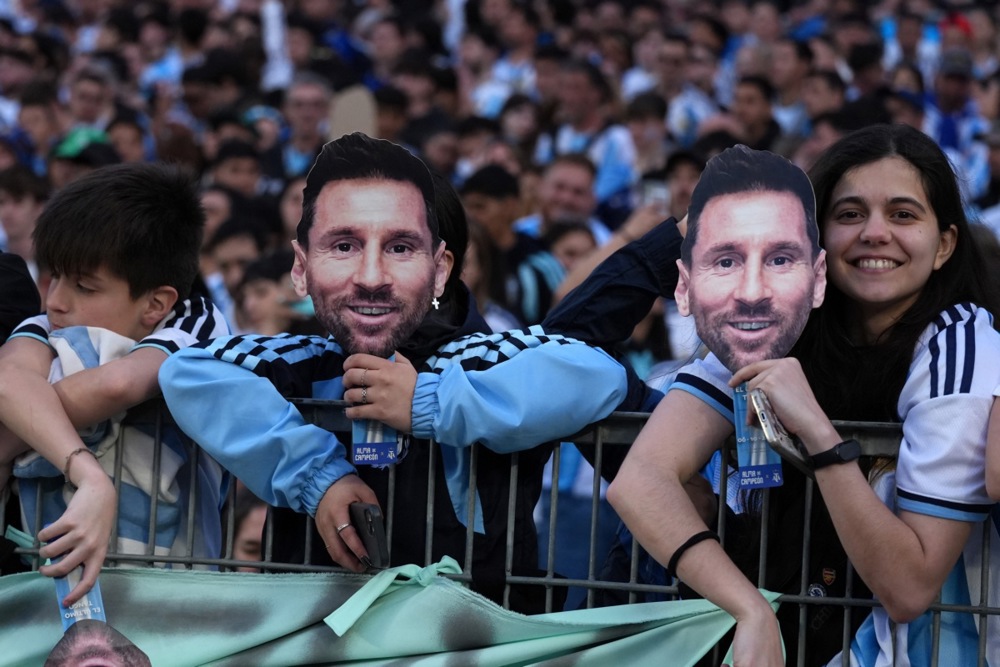 CĐV Argentina đeo mặt nạ Messi. Ảnh: EPA.