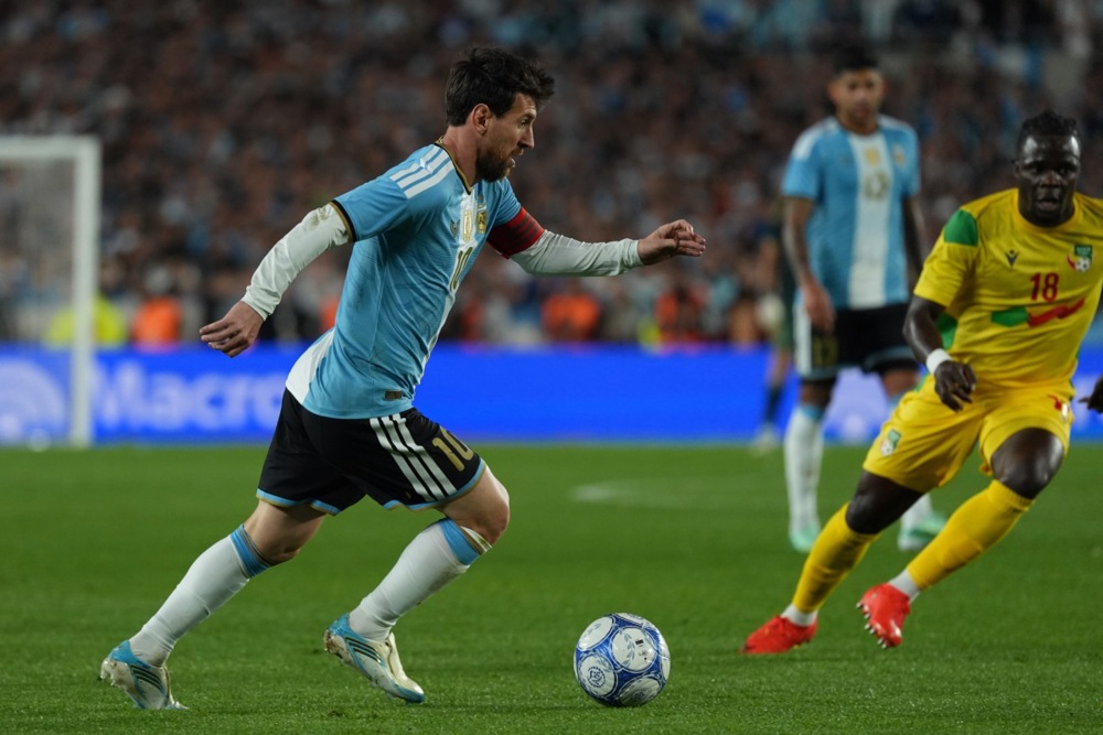 Messi đóng góp 1 bàn, 2 kiến tạo trước Benin. Ảnh: EPA.