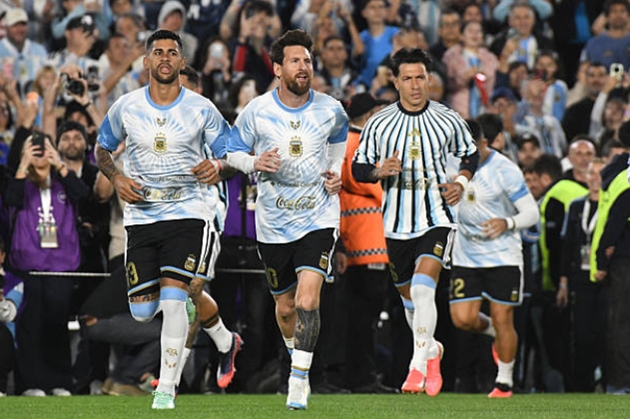 Ảnh bài viết Truyền thông khen ngợi Martinez ngày Messi giã từ ĐTQG