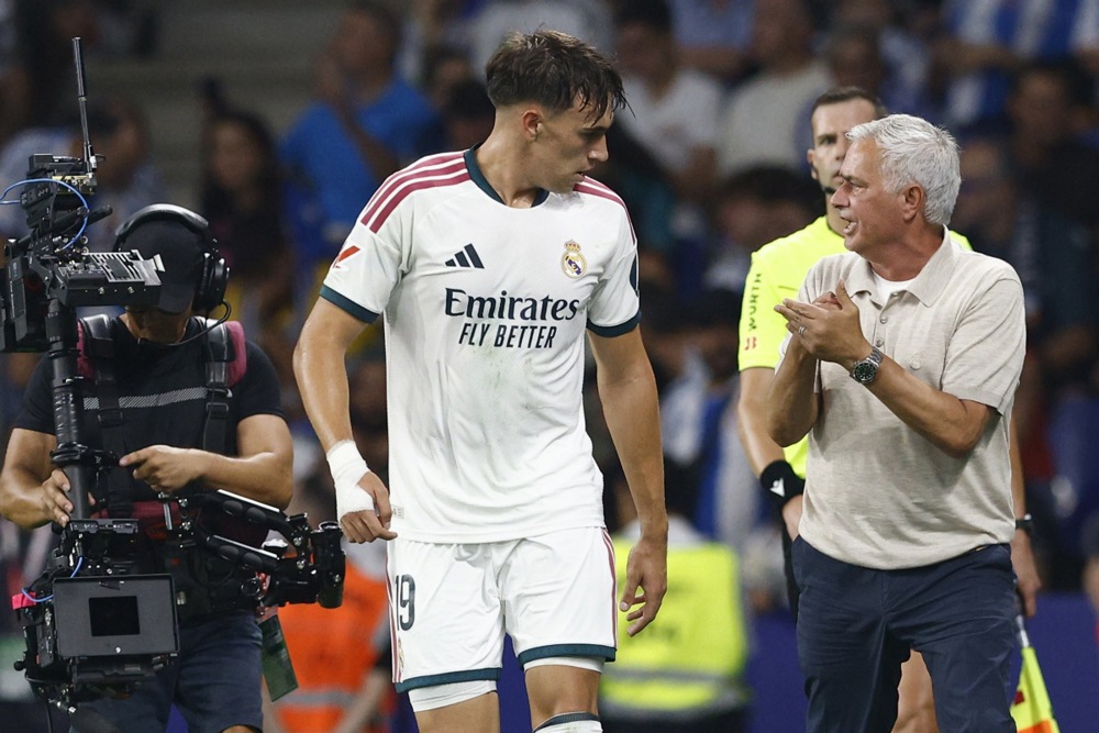 Carlos Espi chiếm được l&ograve;ng tin của HLV Jose Mourinho. Ảnh: EPA.