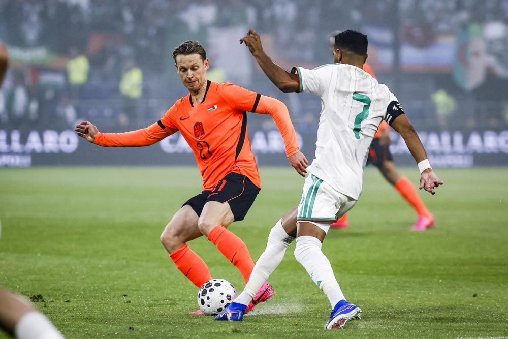 Man City đã muốn chiêu mộ De Jong vào mùa hè. Ảnh: EPA.