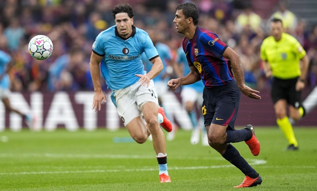 Rodri đe dọa suất đá chính của De Jong. (Ảnh: EPA Images)