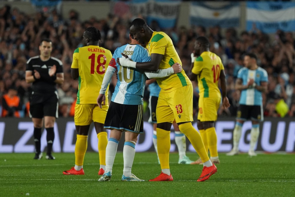 ĐT Benin được cho rằng chịu nhiều thiệt thòi trong trận đấu chia tay ĐT Argentina của Messi. Ảnh: EPA Images.