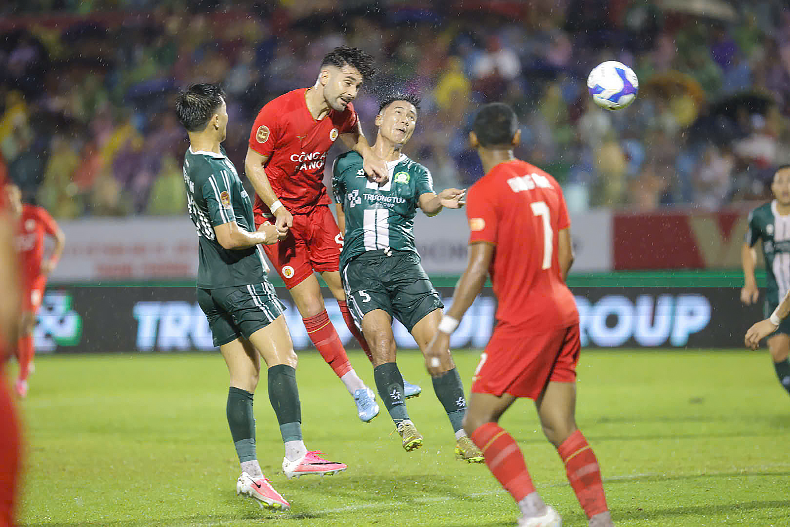 V-League cần thay đổi về nhiều mặt. Ảnh: VPF