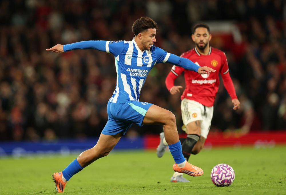 Charalampos Kostoulas trong lần đụng độ MU. Ảnh: EPA.