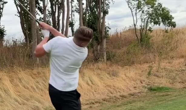 Ảnh bài viết Đánh golf thảm họa, Gyokeres bị Ben White trêu đùa