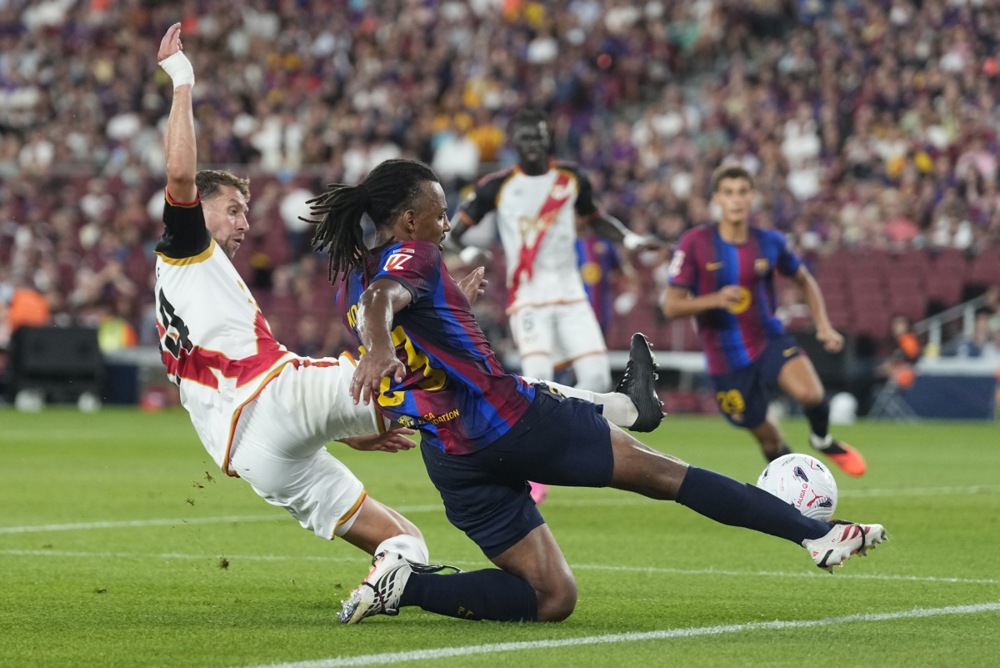 Bayern đang nỗ lực để chiêu mộ Kounde. Ảnh: EPA.