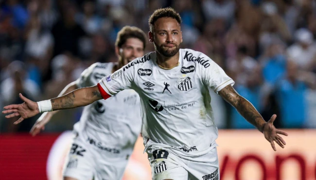 Neymar ghi 2 b&agrave;n cho Santos. Ảnh: Ricardo Moreira/Getty Images.