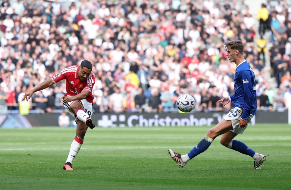 Youri Tielemans ấn tượng với tân binh Baleba. Ảnh: EPA.