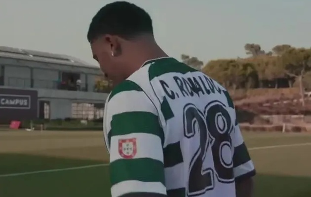 Ảnh bài viết Jadon Sancho mặc áo đấu Ronaldo trong lúc tìm bến đỗ mới