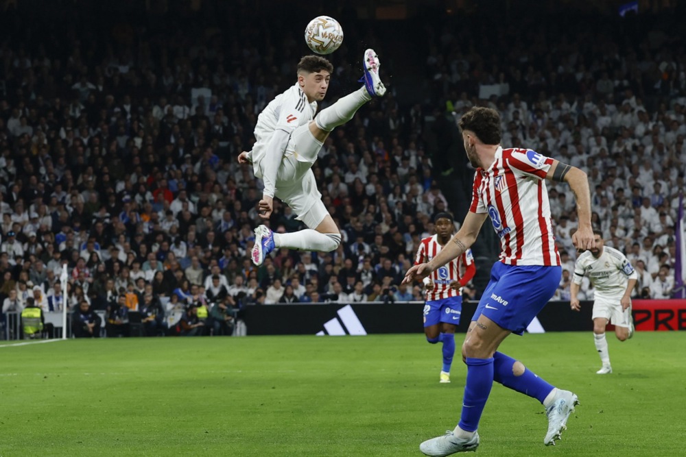 Atletico đăng thông điệp châm biến Real về tình hình chấn thương của Valverde. Ảnh: EPA.