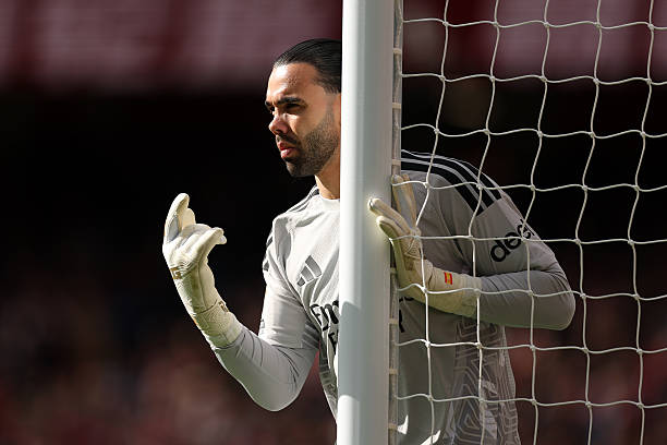 Thủ thành David Raya cản phá cú sút của Gabriel Gudmundsson trong vòng cấm để cứu thua cho Arsenal. Ảnh: Julian Finney / Getty Images.