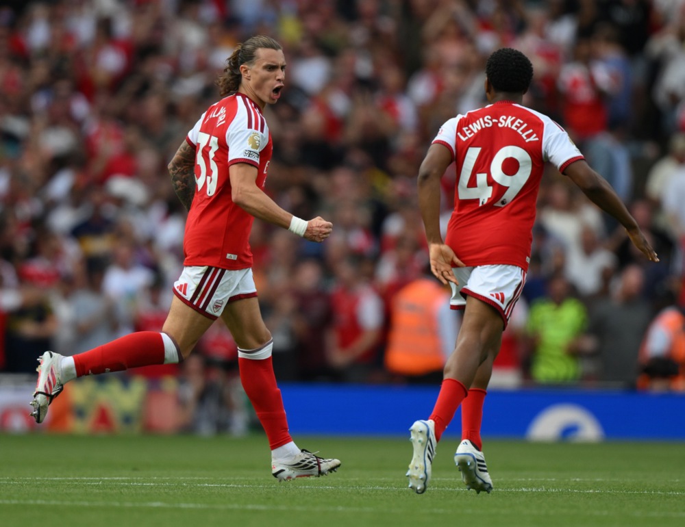 Riccardo Calafiori (số 33) ghi bàn gỡ hòa cho Arsenal. Ảnh: EPA.