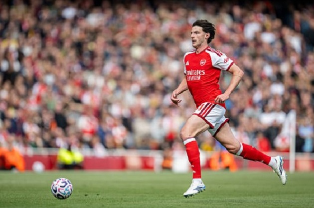 Declan Rice (7.9): Hồi phục năng lượng sau đợt nghỉ. Anh di chuyển năng nổ, có nhiều pha can thiệp giá trị và thực hiện cú gẩy bóng tinh tế kiến tạo cho Guimaraes. Ảnh: Sebastian Frej/MB Media/Getty Images.

Myles Lewis-Skelly (6.9): Vài nhịp lướt đi thanh thoát ở tuyến giữa là điểm sáng duy nhất. Nhìn chung, đây là một màn trình diễn tương đối mờ nhạt của cầu thủ trẻ. Ảnh: EPA.

Bukayo Saka (6.9): Bị Gudmundsson và hàng thủ Leeds phong tỏa. Bỏ lỡ một cơ hội đối mặt ở cuối trận một cách khó tin. Ảnh: EPA.

Martin Odegaard (6.7): Màn thể hiện dưới kỳ vọng dù vừa thi đấu thăng hoa ở tuyển. Dù vậy, đội trưởng Arsenal đã chơi khởi sắc hơn đáng kể trong 30 phút cuối. Ảnh: Sebastian Frej/MB Media/Getty Images.

Noni Madueke (7.4): Được đá chính thay Eze và mang đến sự trực diện cần thiết. Tốc độ của anh gây nhiều khó khăn cho Leeds, dù khâu xử lý cuối chưa hoàn hảo. Ảnh: EPA.

Kai Havertz (6.6): Thi đấu dưới sức sau khi vừa hồi phục chấn thương ở tuyển Đức. Tiền đạo này gặp rất nhiều khó khăn trong việc tìm kiếm khoảng trống trên hàng công. Ảnh: Charlotte Wilson/Offside/Offside via Getty Images.