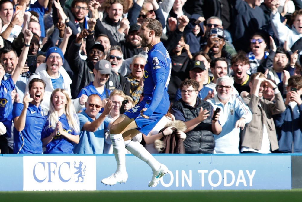 Henderson khiến cầu trường Stamford Bridge bùng nổ. Ảnh: EPA.