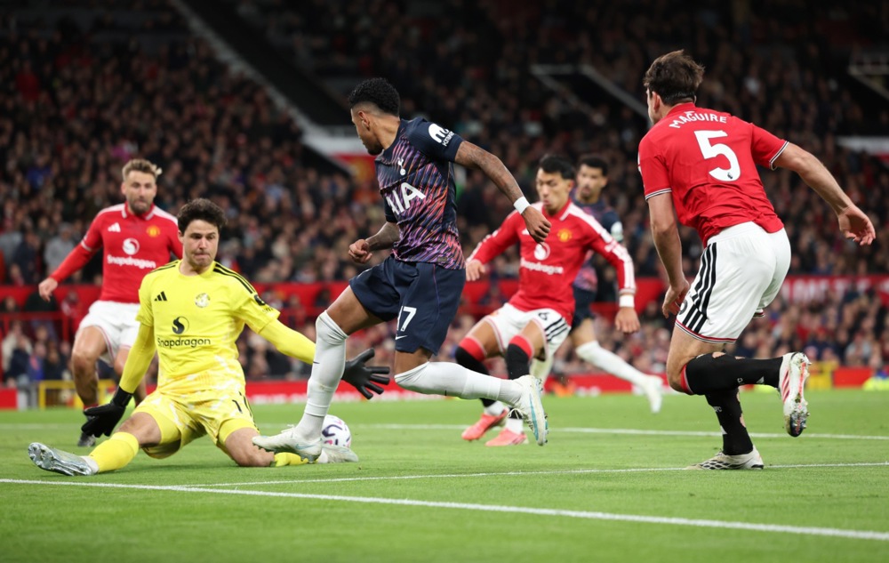 Man Utd vất vả chống đỡ những đợt l&ecirc;n b&oacute;ng của Tottenham. Ảnh: EPA/Adam Vaughan.
