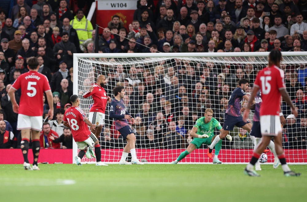 Youri Tielemans đưa được b&oacute;ng v&agrave;o lưới Tottenham, nhưng b&agrave;n thắng kh&ocirc;ng được c&ocirc;ng nhận. Ảnh: EPA/Adam Vaughan.