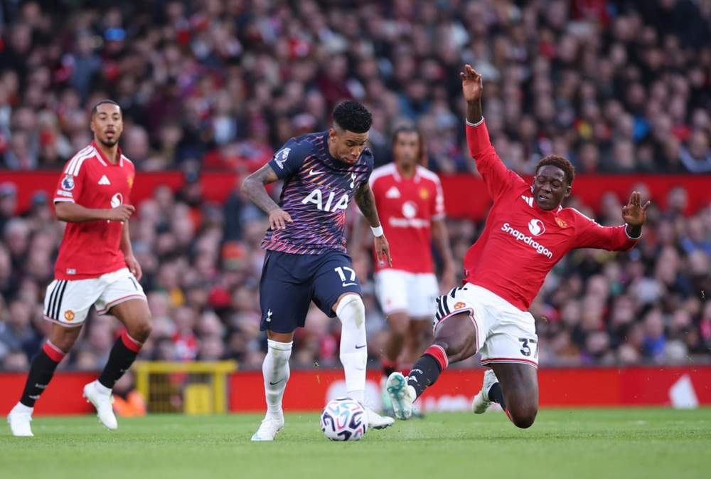 Man Utd tỏ ra lép vế ở phần lớn thời gian hiệp 1. Ảnh: EPA/Adam Vaughan.