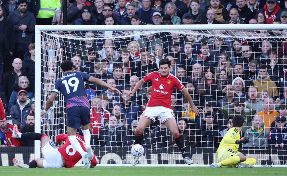 Harry Maguire &ndash; 4: Xử l&yacute; tốt c&aacute;c t&igrave;nh huống b&oacute;ng bổng, d&ugrave; c&oacute; phần l&uacute;ng t&uacute;ng trước những đợt tấn c&ocirc;ng của Spurs. Ảnh: EPA/Adam Vaughan.