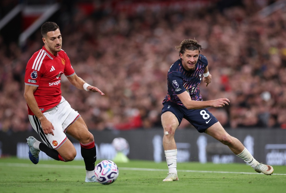 Diogo Dalot &ndash; 6.1: Tạo ra được mối đe dọa khi d&acirc;ng cao tấn c&ocirc;ng b&ecirc;n c&aacute;nh phải. Ảnh: EPA/Adam Vaughan.