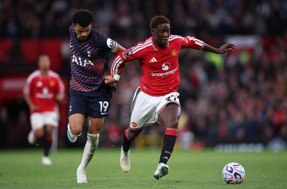 Kobbie Mainoo (phải) nhạt nh&ograve;a trước Tottenham. Ảnh: EPA/Adam Vaughan.