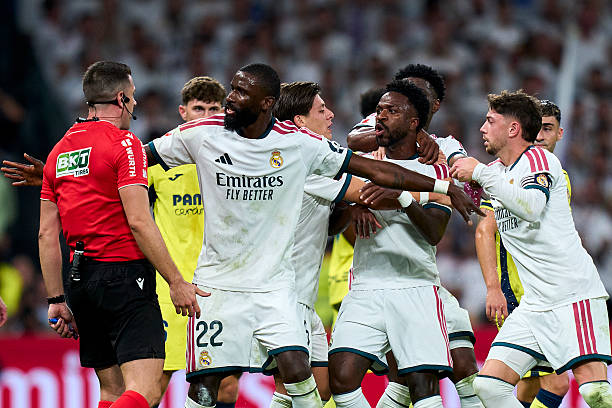 Vinicius dính thẻ đỏ khi giật tóc đối phương. Ảnh của Diego Souto/Getty Images.