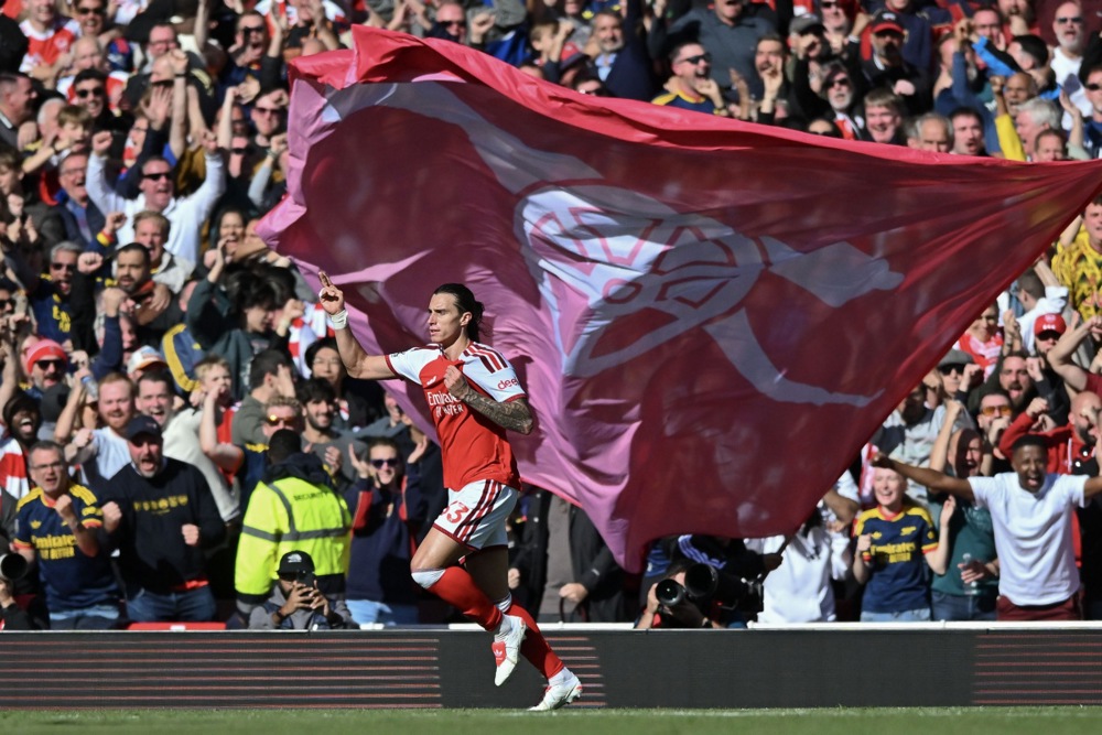 Riccardo Calafiori ghi b&agrave;n qu&acirc;n b&igrave;nh tỷ số 1-1 cho Arsenal. Ảnh: EPA.