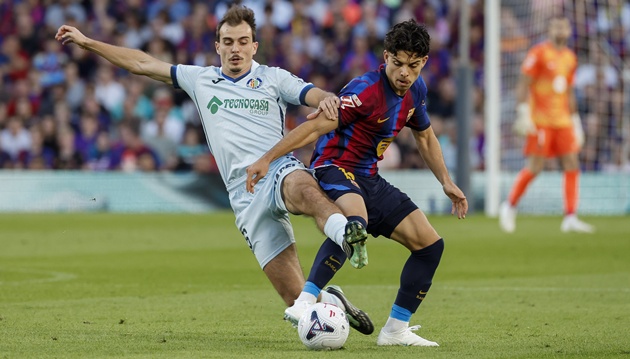 Xavi Espart &ndash; 7.7 điểm: Hậu vệ trẻ thi đấu chững chạc v&agrave; kỷ luật. Anh duy tr&igrave; rất tốt khối đội h&igrave;nh d&acirc;ng cao theo đ&uacute;ng triết l&yacute; của Hansi Flick v&agrave; chuyền ngắn mạch lạc để giữ nhịp độ tấn c&ocirc;ng cho to&agrave;n đội.