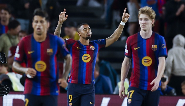 Gabriel Jesus &ndash; 8.0 điểm: M&agrave;n tr&igrave;nh diễn mẫu mực của một trung phong. Jesus trực tiếp n&acirc;ng tỷ số l&ecirc;n 2-0 ở ph&uacute;t 30 sau pha đoạt b&oacute;ng v&agrave; dứt điểm lạnh l&ugrave;ng, b&ecirc;n cạnh những t&igrave;nh huống di chuyển kh&ocirc;ng b&oacute;ng th&ocirc;ng minh x&eacute; toang cự ly ph&ograve;ng ngự đối phương.