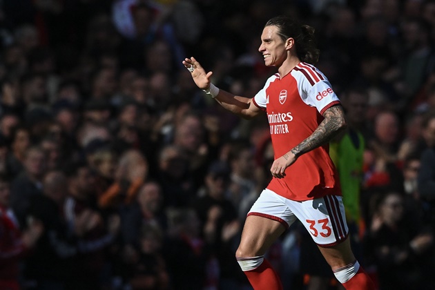 Riccardo Calafiori sẽ phải gồng gánh hành lang trái của Arsenal. Ảnh: EPA/VINCE MIGNOTT